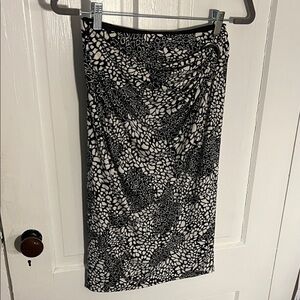 NWOT - XS White House Black Market Black and White Pencil Skirt - Matte Jersey